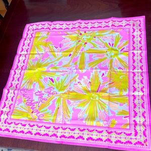 NEW Lilly Pulitzer Scarf
"BE THE SUNSHINE"
23"×23"